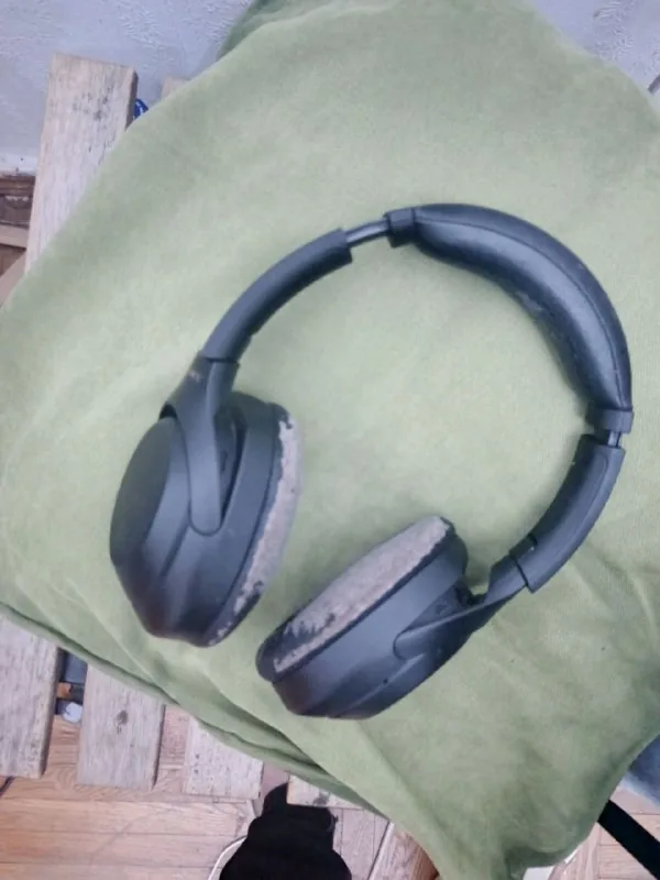 Sony WH-1000XM4 headphones 1