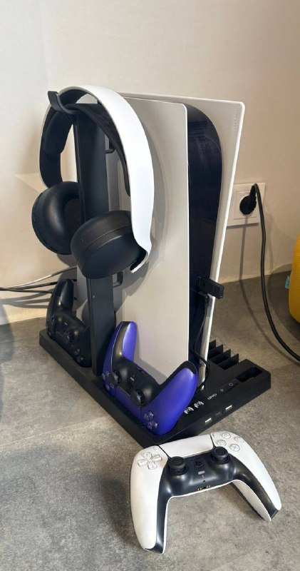 Sony PlayStation 5 digital version, 3 controllers, Pulse 3D headset