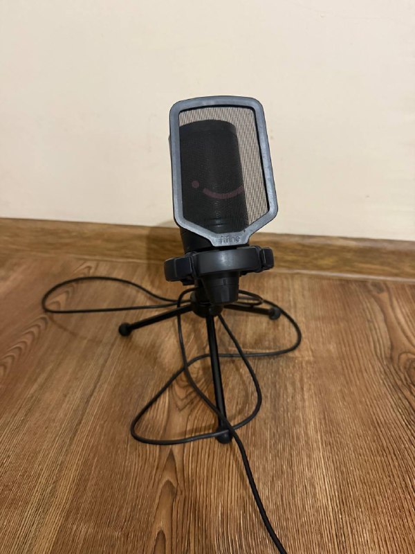 IPhone 12 Pro Max, Razer Mamba mouse, Bloody b880 keyboard, Fifine microphone 3