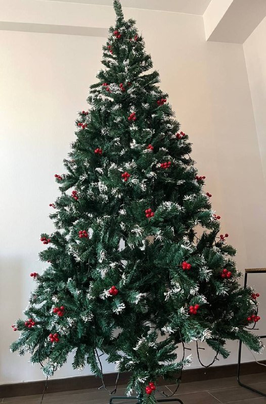 Елка с вишенками