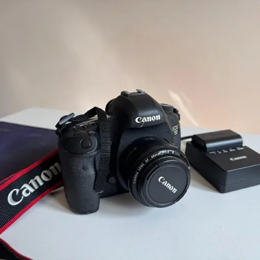 Canon EOS 5D Mark III с объективом Canon EF 50mm f/1.8