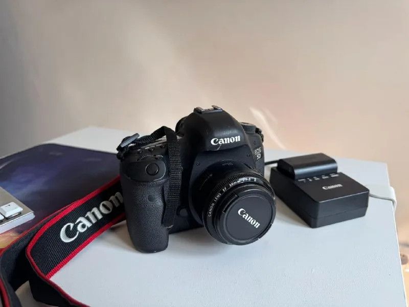 Canon EOS 5D Mark III с объективом Canon EF 50mm f/1.8 1