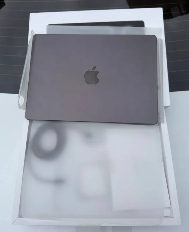 MacBook Pro 14-inch M5, 16 GB, 512 GB SSD 1