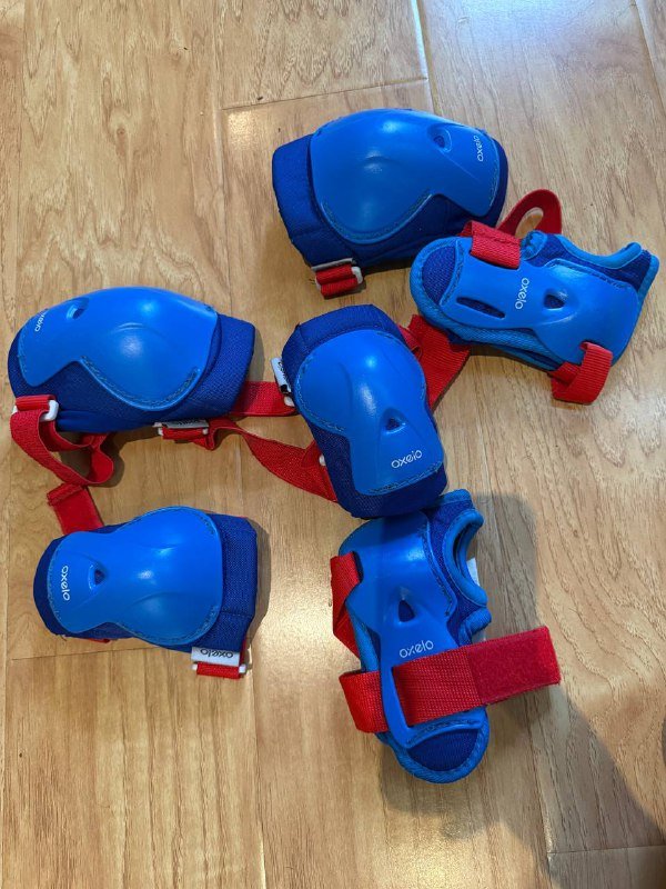 Чёрные штаны размер S, бежевые штаны размер S, розовая шуба размер M, корсет размер S, розовое платье USP polo 7-8 лет, красное платье mayoral 8 лет, резиновые сапоги 31-32 размер с шерстяной вкладкой 7