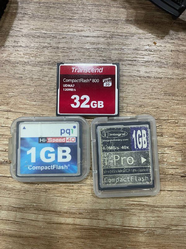 Камера Canon 7D Mark I, объектив Canon EF-S 18–55, аксессуары