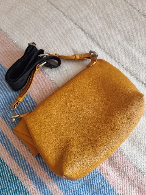 Черная сумка с металлическими элементами, Желто-рыжая сумка с булавкой 7