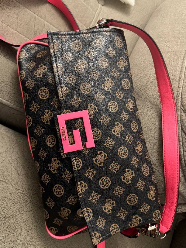 Сумка Guess, куртка-ветровка, кеды Converse, кроссовки Adidas Samba