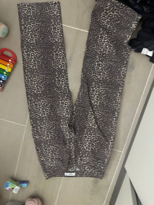 Джинсы, юбка, игрушки 2