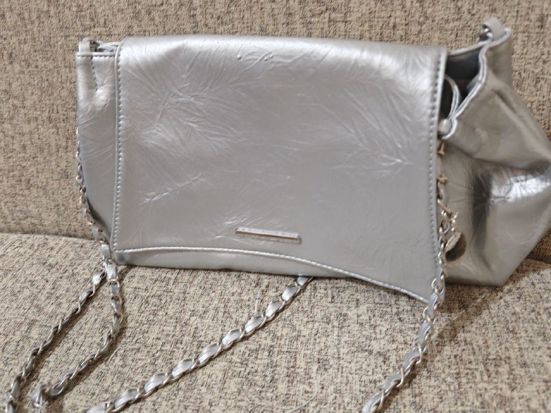 Сумка с цепочкой с небольшим дефектом