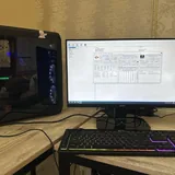 Игровой компьютер с монитором и клавиатурой 1