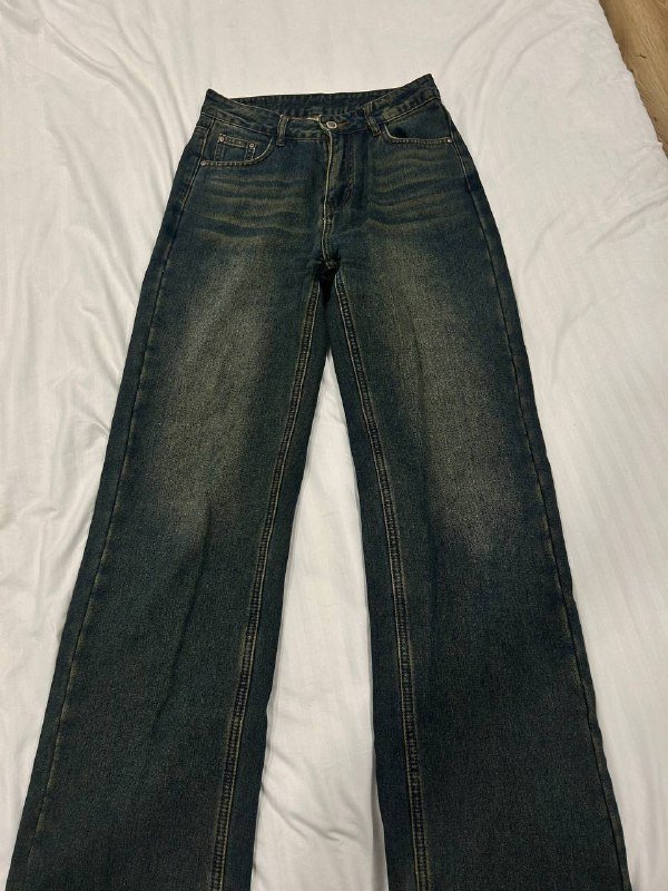 Пальто, платья, джинсы, кроссовки New Balance, полка 3