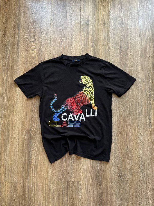 Бананка Eastpak, футболки Roberto Cavalli, Men of Mayhem, C.P. Company, джемпер Napapijri, джинсы Carhartt, Dsquared2, топ Ellesse, кепка Nike 2