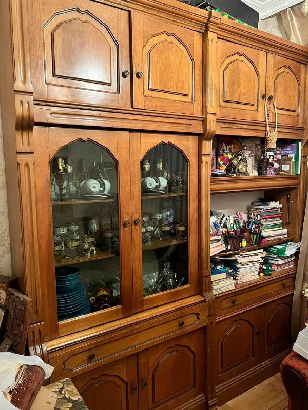 Деревянный шкаф