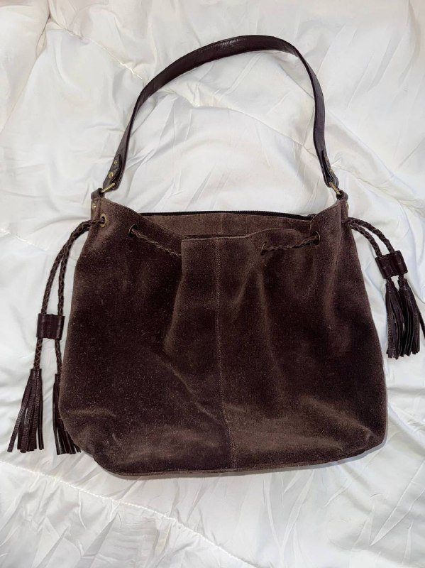 Вместительная сумка из натуральной замши