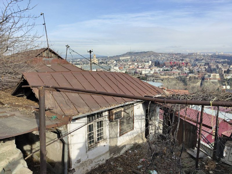 земельный участок с домом в Тбилиси