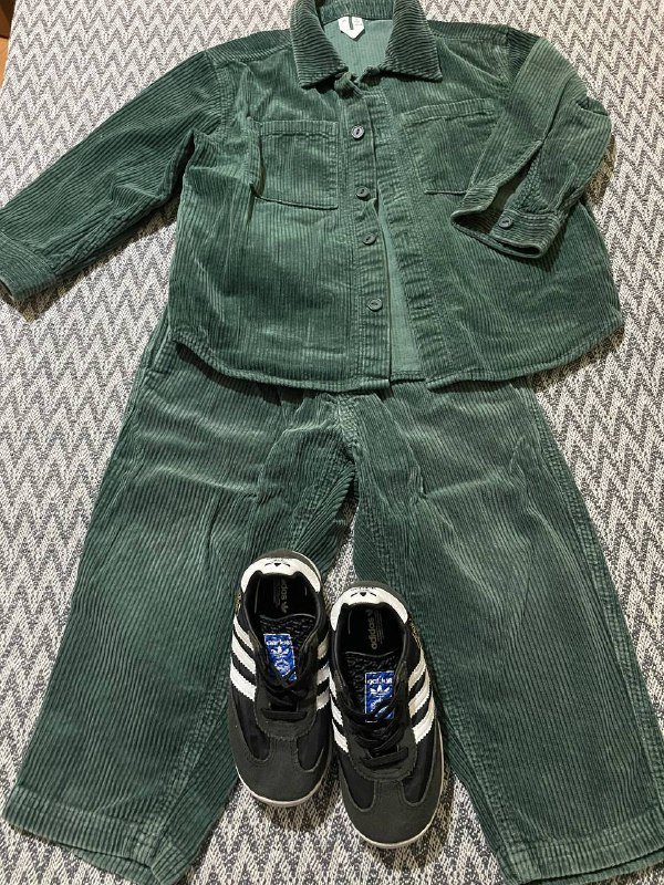 Куртка, брюки и кроссовки для детей