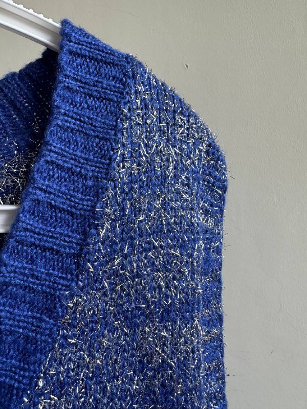 Вязанный жилет с V-образным вырезом и серебристой травкой 2