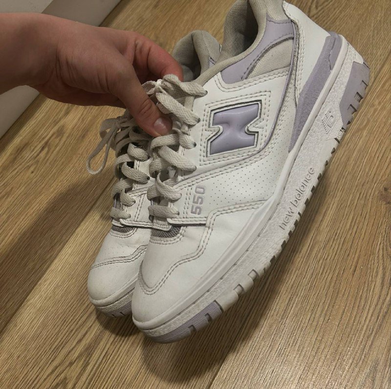 Пальто, платья, джинсы, кроссовки New Balance, полка 8