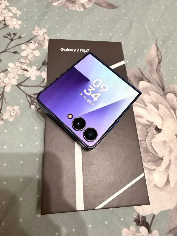 Samsung Galaxy Flip 7 12/256 GB 1