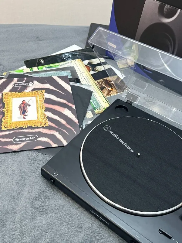 Проигрыватель Audio-Technica AT-LP60X, пластинки и колонки PreSonus Eris 3.5BT 1
