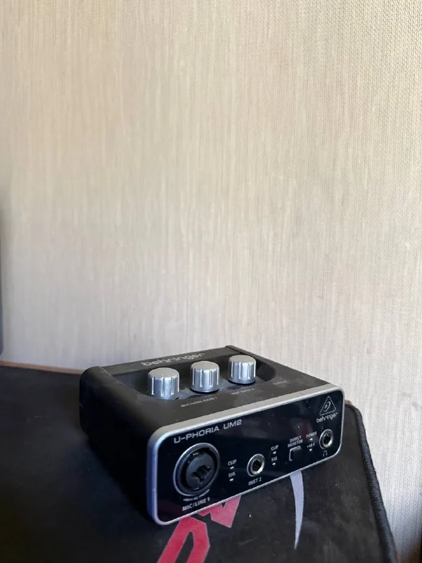 Behringer U-Phoria UM2 1