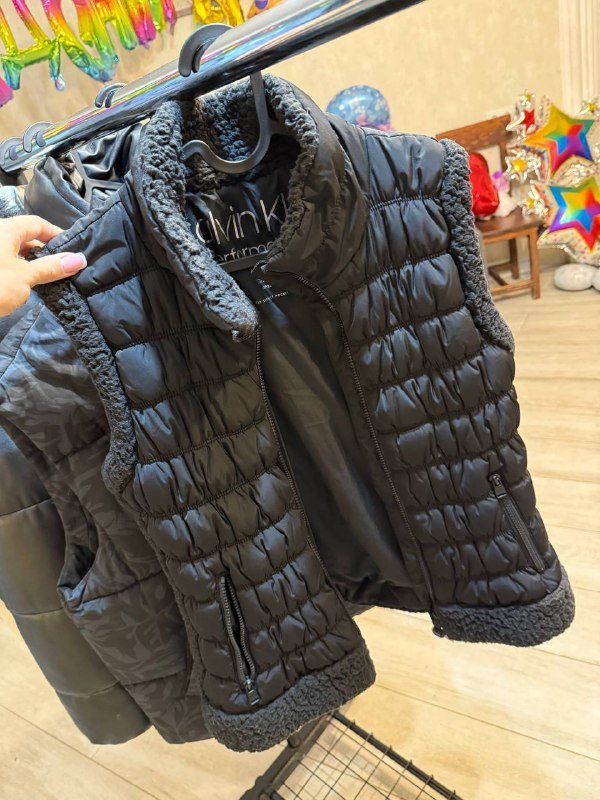 Бомбер Armani Exchange, пуховик dkny, жилеты Calvin Klein и H&M 7