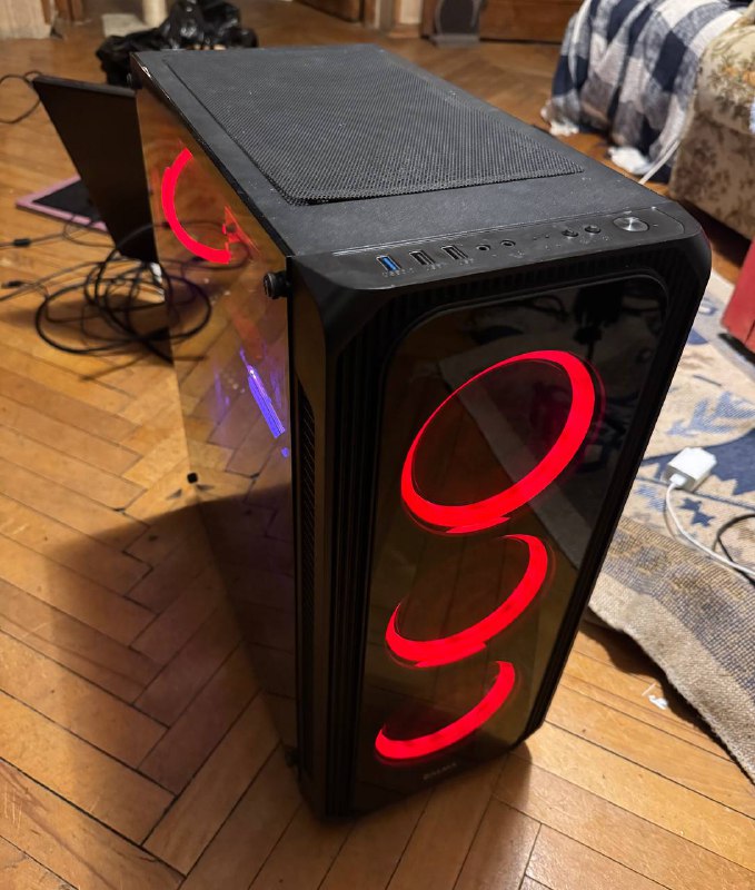 Системный блок, VR-шлем HTC Vive Pro 2, клавиатура, стол, 3 стула, весы 3