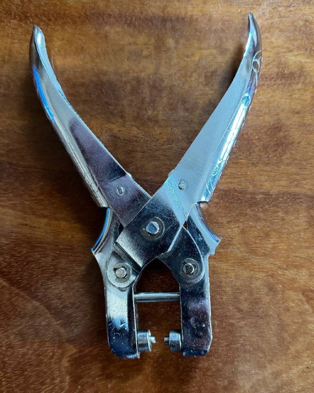 Лупа, набор скальпелей, зажим для люверсов, нумератор, степлер, дырокол 3