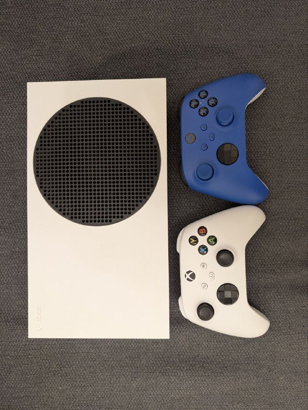 Xbox Series S с двумя геймпадами 2