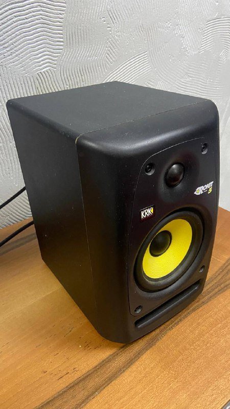 Телефон Samsung galaxy note 10, студийные мониторы KRK Rokit 5, Dj контроллер Pioneer DDJ-SX, игровой ноутбук MSI Raider GE76 2