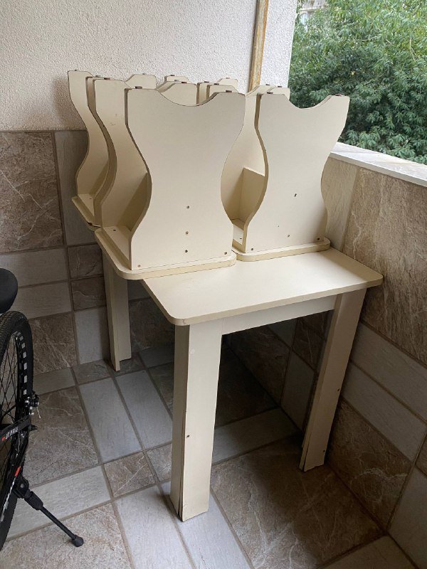 Стол и стулья