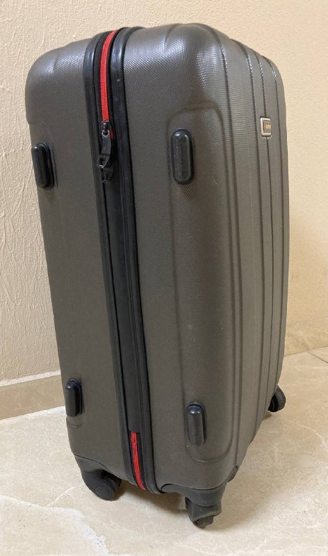 Чёрный пластиковый чемодан Aolard XL, Черный поликарбонатный чемодан President M, Тёмно-серый поликарбонатный чемодан Lotto M 3