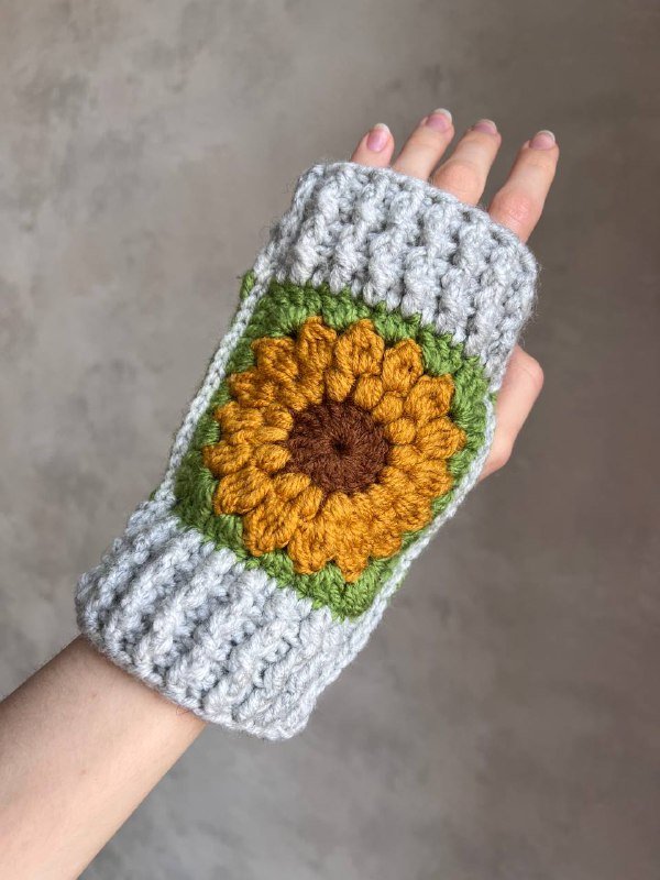 Митенки с подсолнухами из плотной пряжи