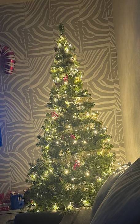 Искусственные елки зеленая и розовая с гирляндой и игрушками 3