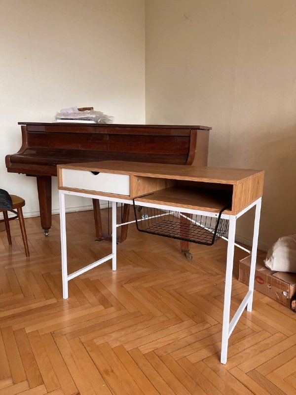 Стол с корзинкой-полкой