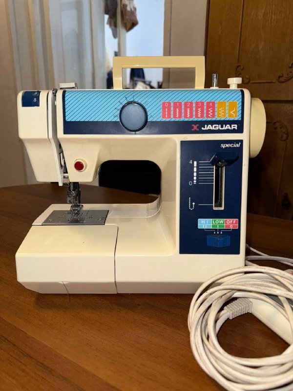 Винтажная швейная машина, плойка, фотоаппарат, органайзер, горшок, музыкальная система, ночник, подставки