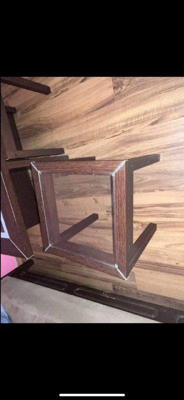 Деревянный стол с 4 стульями и 3 раскладывающихся дивана