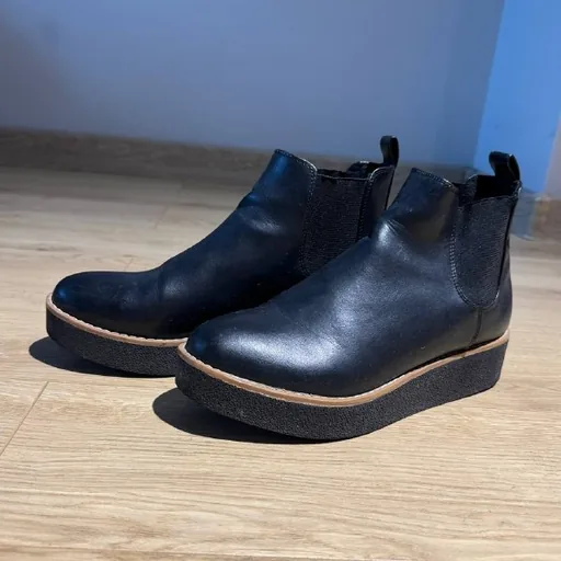 Женские черные ботинки