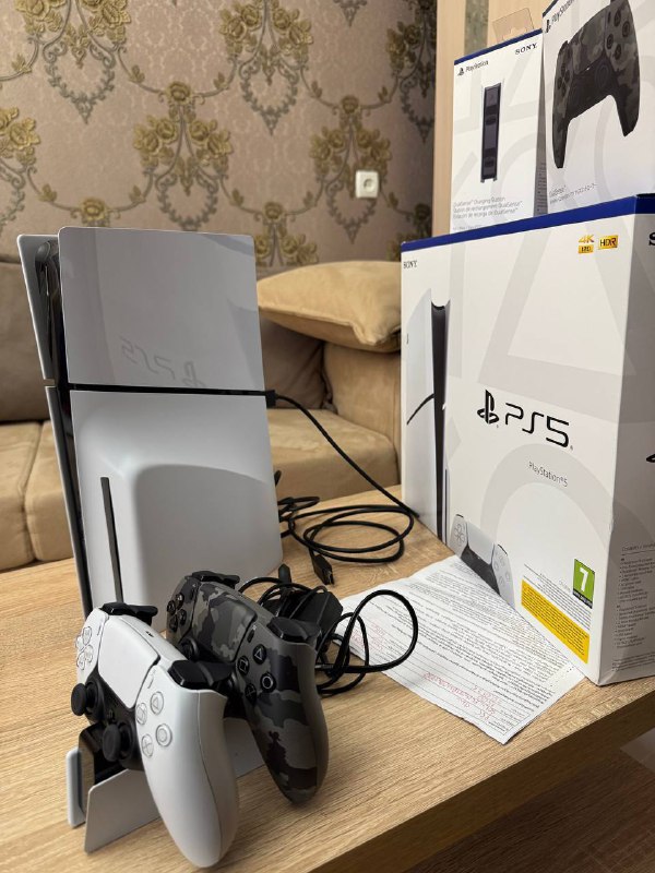 PlayStation 5 1TB (disc), Dualsense controllers, Charging hub 3