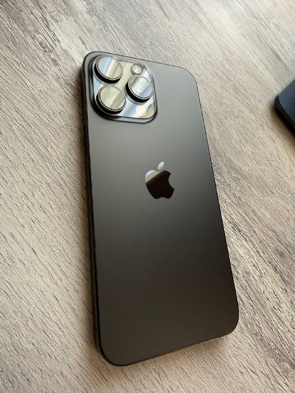 iPhone 15 Про Макс 256 ГБ с чехлами 3