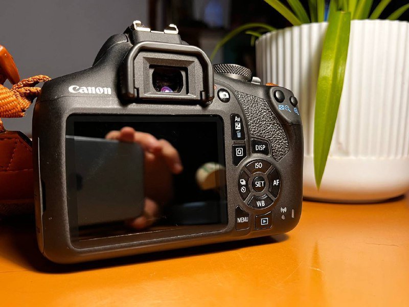 Canon EOS 2000D камера с объективом, кейсом и зарядным устройством