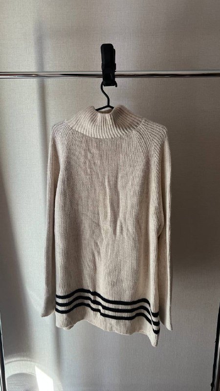 Белый свитшот, черный бомбер, коричневая рубашка, черное платье, белая кофта, серый боди, теплая кофта 7