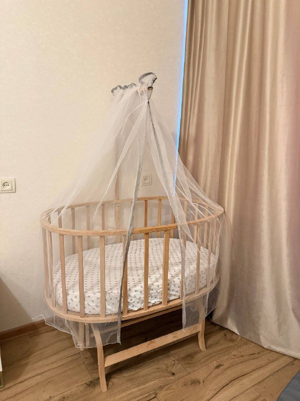 Детская кроватка с матрасом и аксессуарами