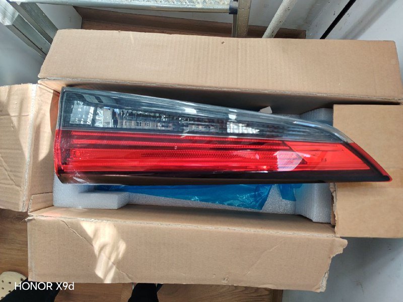 Задняя фара на Тойоту, эмблема