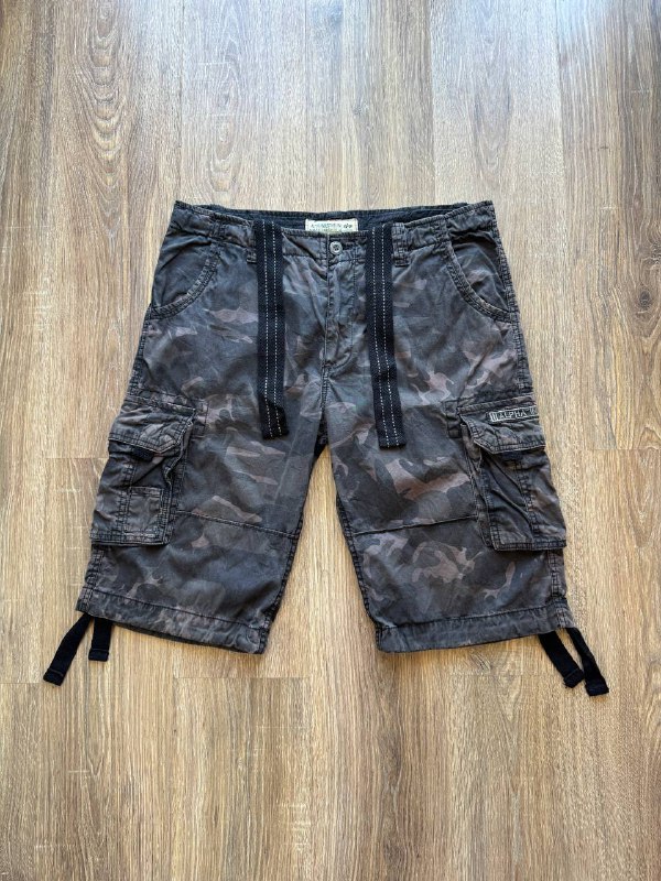 Шорты Alpha Industries, Футболка Karl Kani, Кепка Ed Hardy, Шорты Mammut, Футболка Stussy, Кроссовки Nike SB, Штаны Dickies, Поло Lonsdale, Мессенджер Kipling