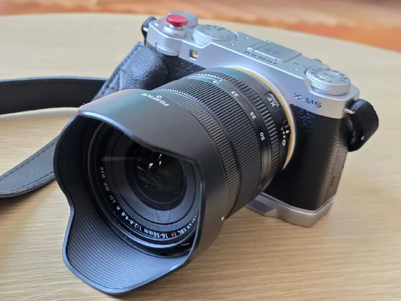 Камера Fujifilm XM5, объектив 16–50mm