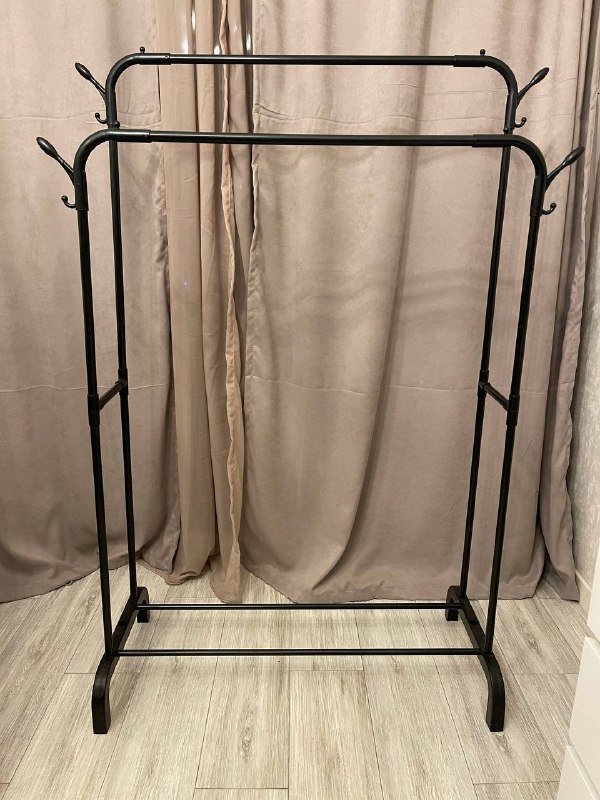 Черная стойка-вешалка для одежды 1