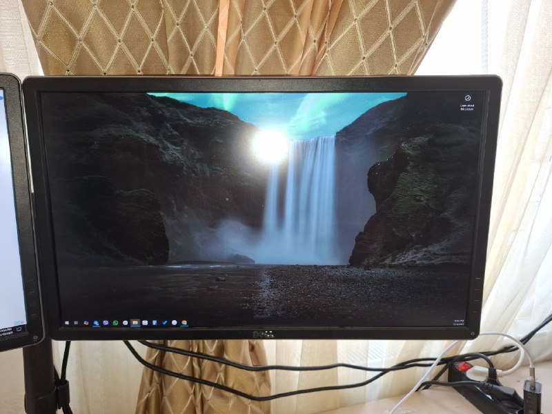 Два монитора Dell P2416D с кронштейном 5