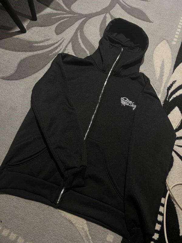 ჟაკეტი კაპიშონით და ნიღბით