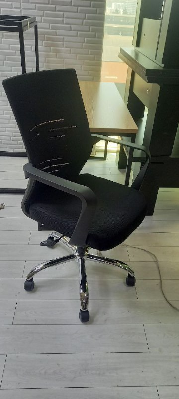 Офисное кресло с регулировкой высоты и механизмом качания 2